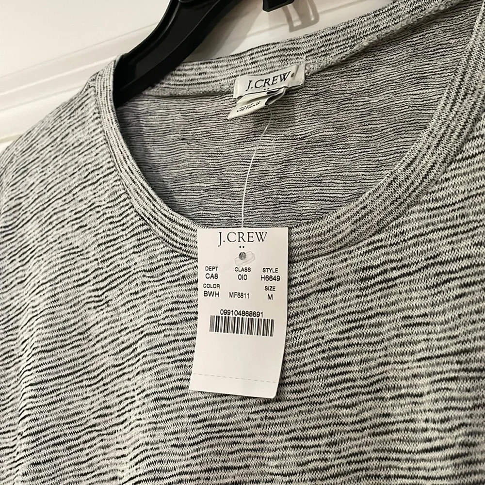 NWT! Polyester pocket tee - Picture 4 of 7